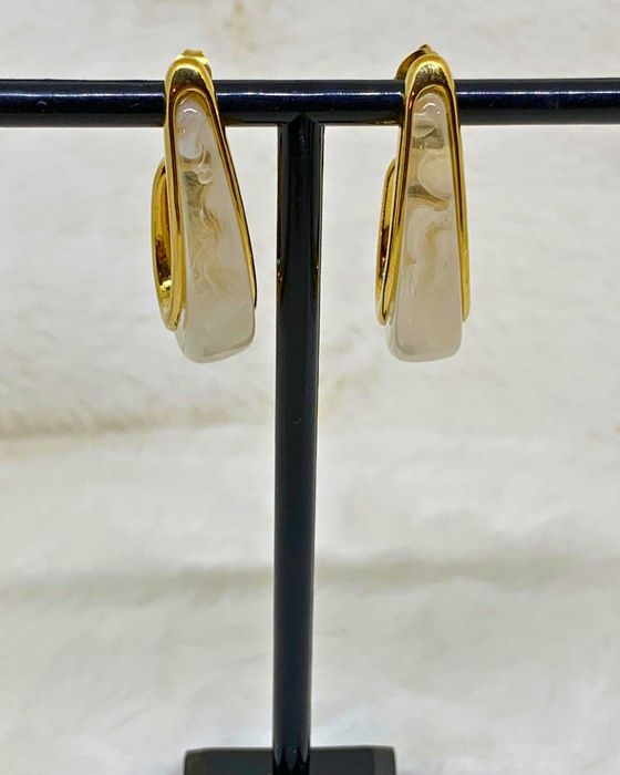 Brincos de Argola com Resina – Elegância Contemporânea (Cru)