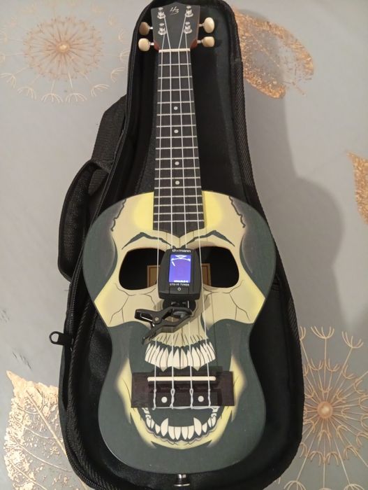 COMBO: 2 Guitarras acústicas Starone e 1 ukulele Harley benton