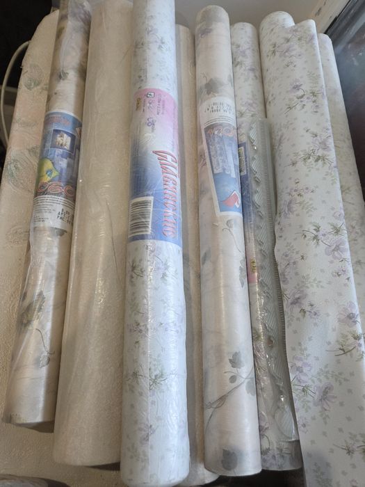 Продаються шпалери