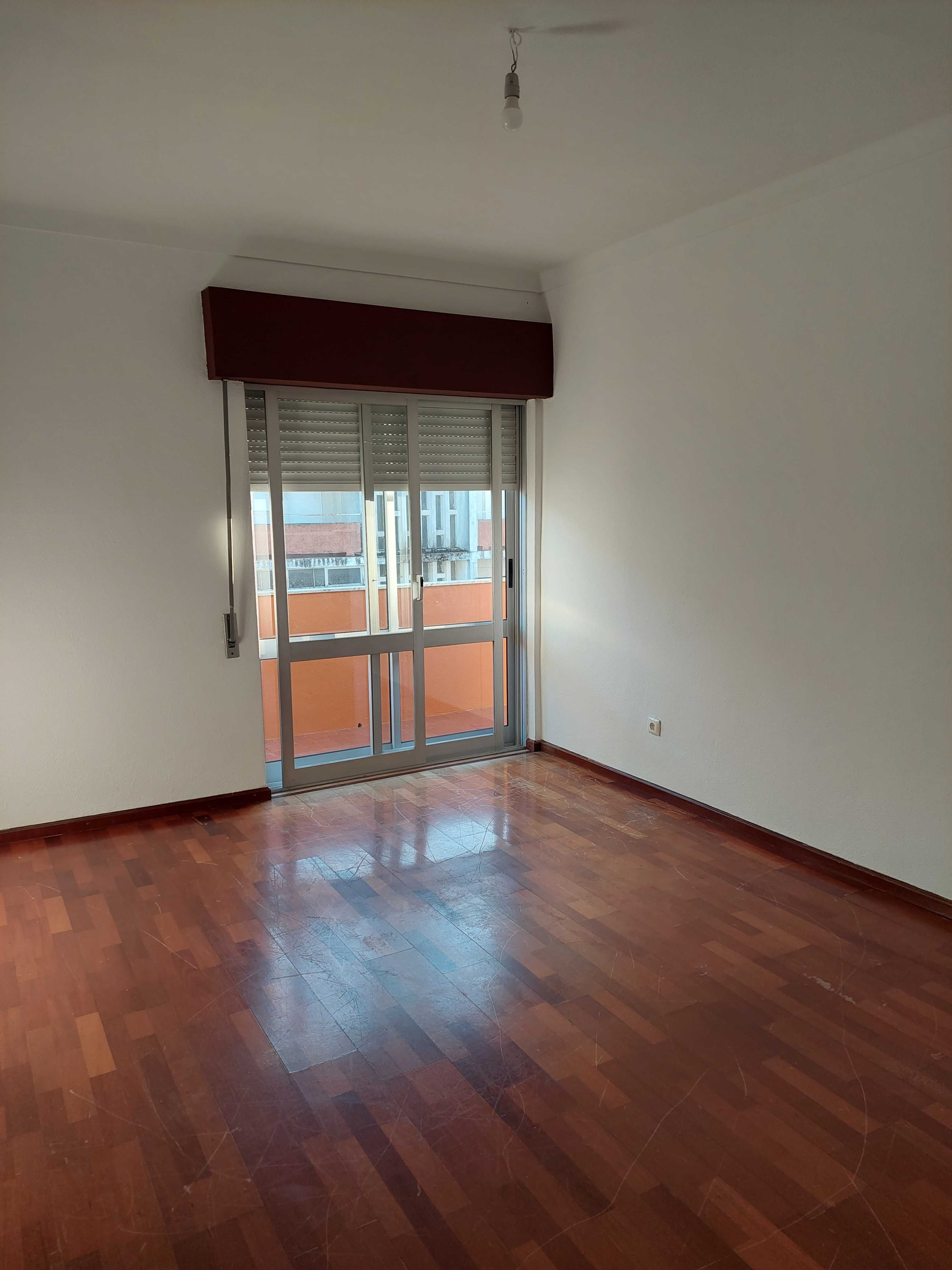 Vende-se Apartamento T4 | Guarda - Centro | Próximo do Shopping La Vie