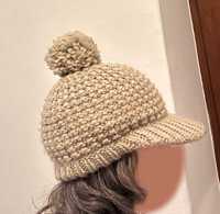 Gorro em malha bege com pom-pom