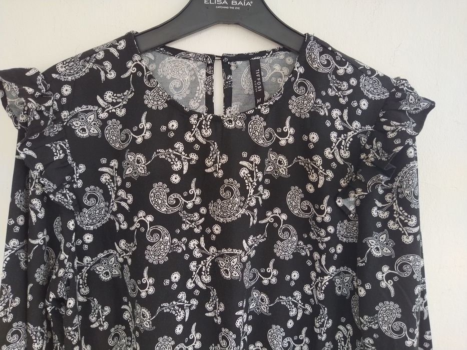 Blusa preta peplum com padrão de cornucópias e folhos- Tiffosi- Tam. M