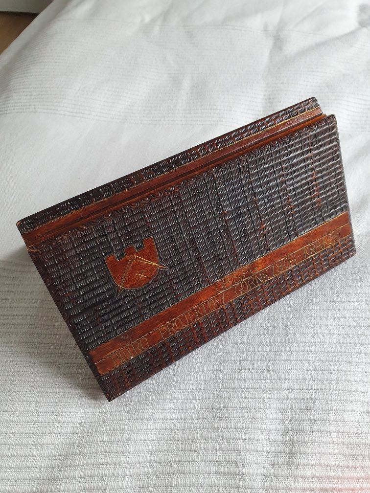 Drewniana papierośnica szkatułka PRL rzeźbiona vintage retro