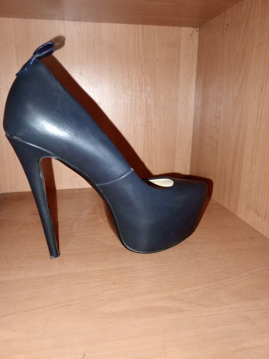 Продам Лабутени  із шкіри