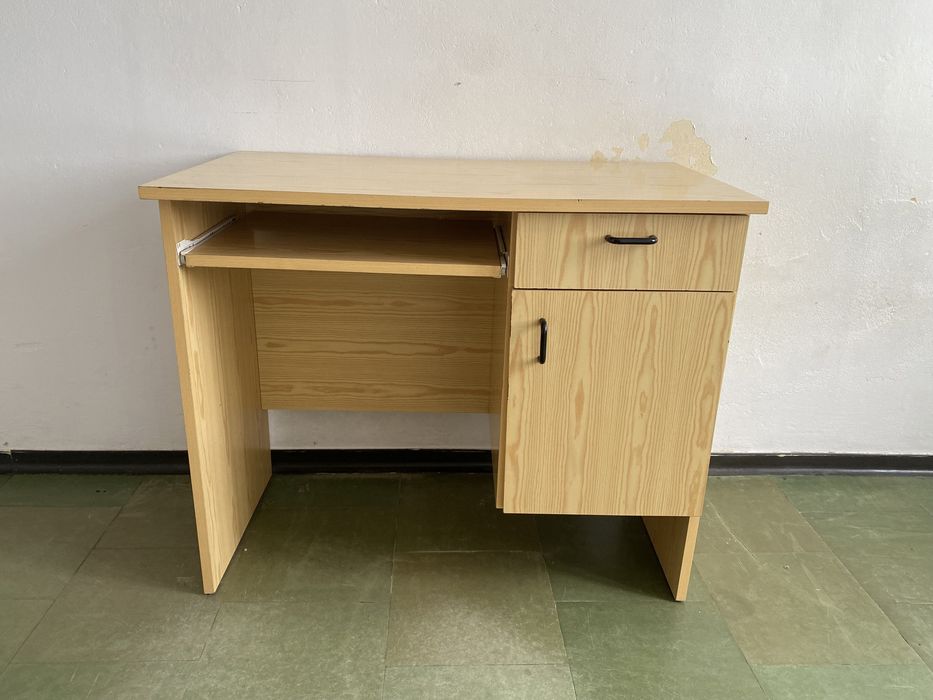 solidne biurko z szufladą półka na klawiaturę