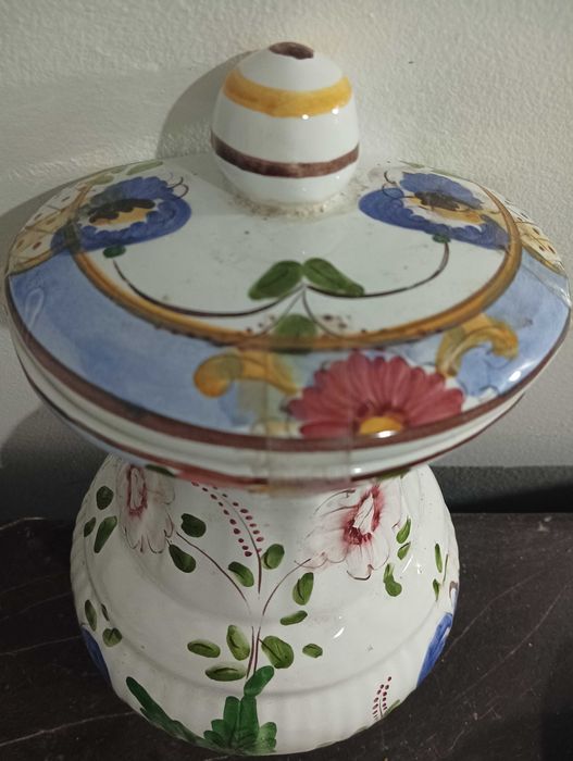 Peça de louça decorativa muito antiga