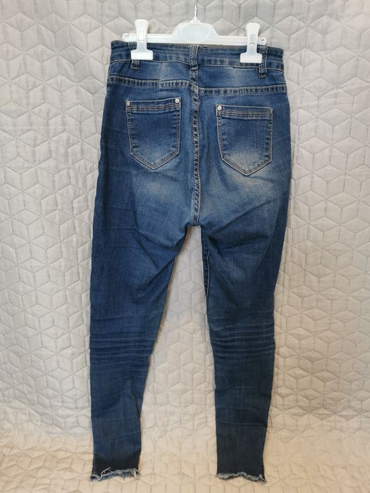 Spodnie jeansowe z lekkimi przetarciami i