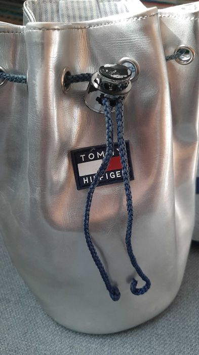 Torebka worek Tommy Hilfiger srebrna szara