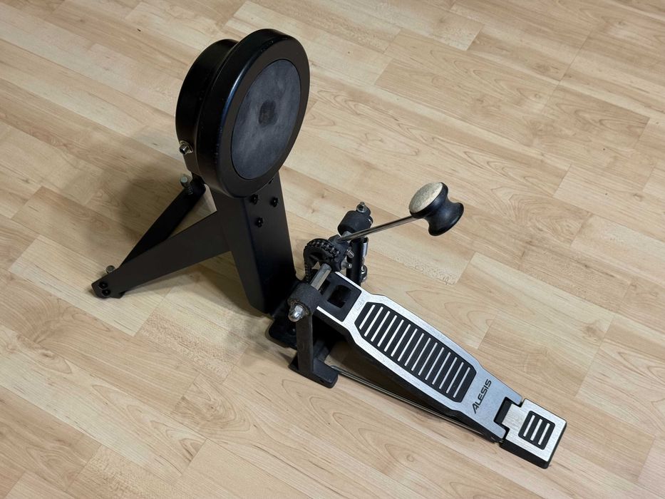 Педаль з педом бас-барабана для ударної установки Alesis DM6