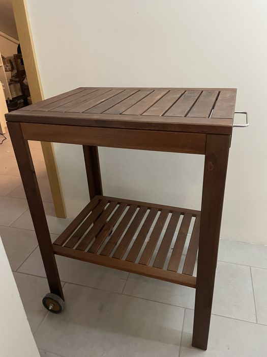 Carrinho de apoio exterior em madeira ikea