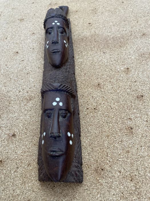 Estatueta de madeira