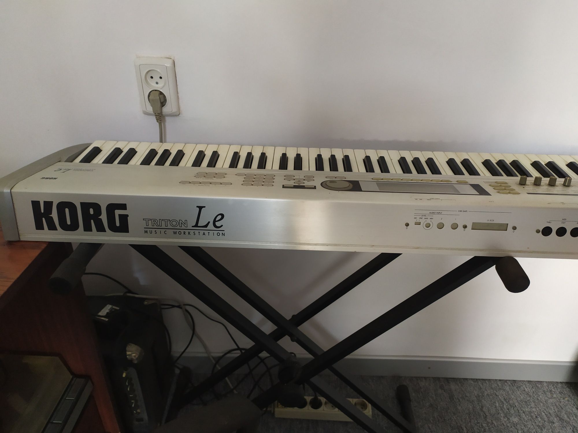 Синтезатор Korg Triton LE 77.