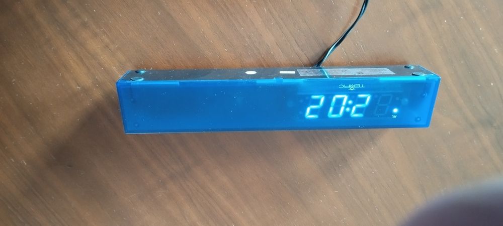 Budzik - zegar elektryczny lub na baterie.