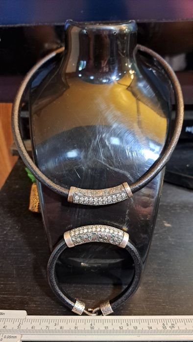 Colar fio  e pulseira em prata contrastada.