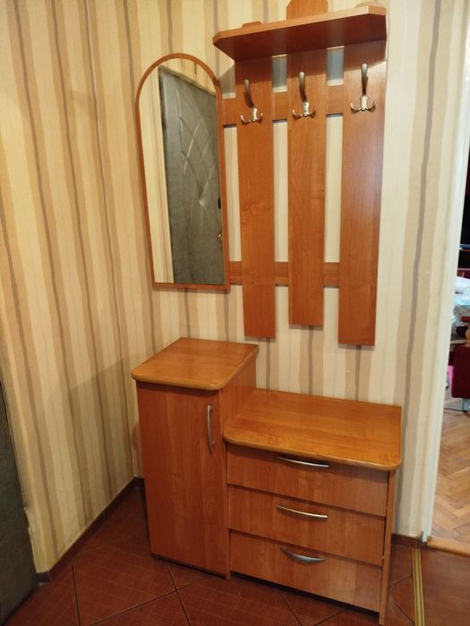 Szafka z wieszakiem na przedpokój