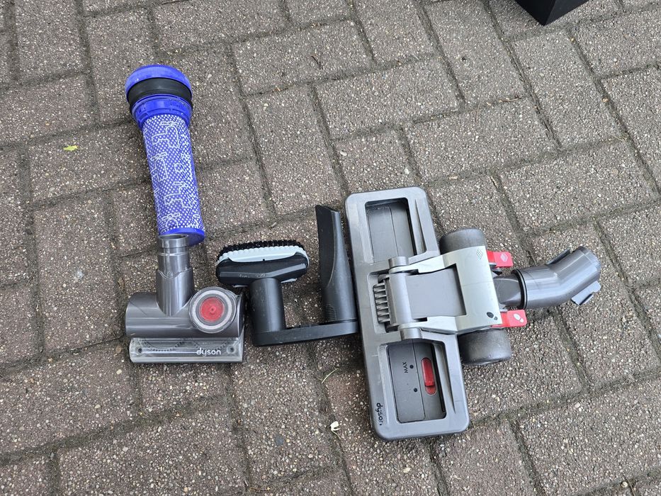 Одним лотом Пилососи Dyson та інші