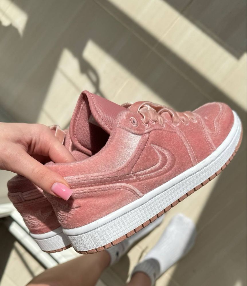 Женские кроссовки Nike Air Jordan 1 low розовые