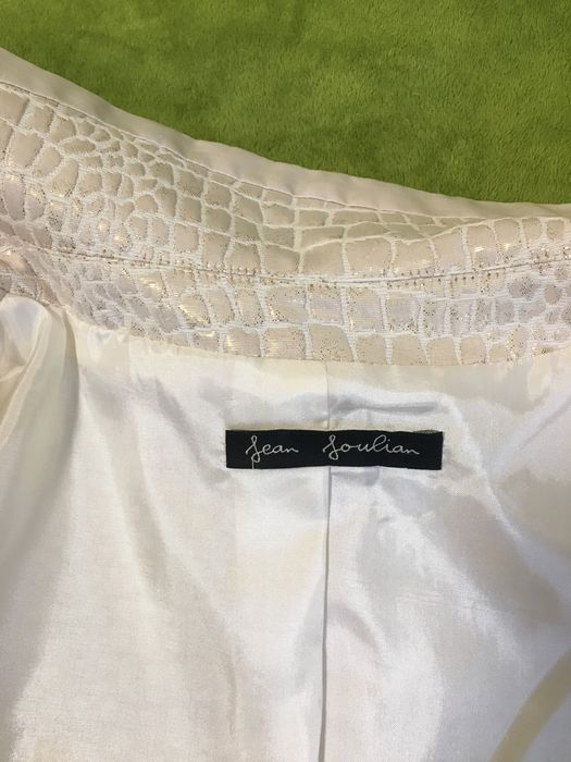 Красивый пиджак. Рисунок ткани-эмитац. кожи.