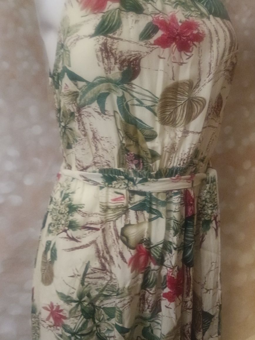 Sukienka z dekoltem halter