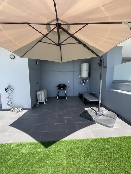 Chapeu sol, espreguicadeiras e tapete relva