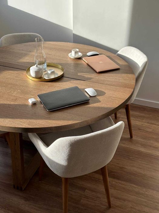 Mesa de Jantar Redonda em Carvalho Maciço - Elegante e Moderna