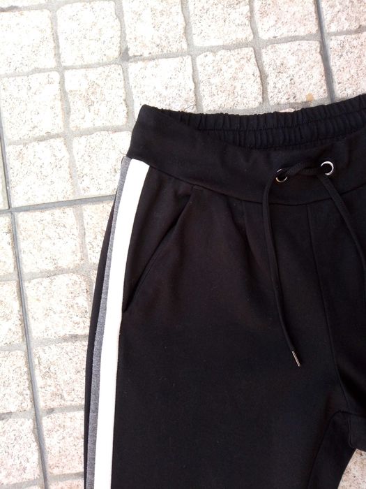 Calças jogger pretas riscas laterais