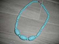 Colar com bolas em diferentes formas