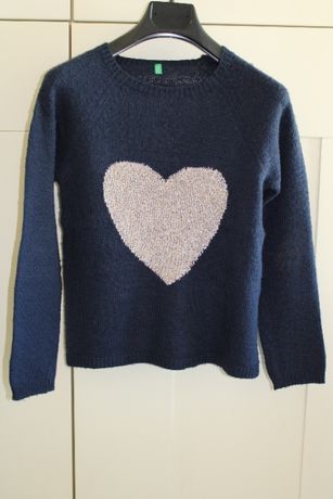 Camisola de lã azul escula com coração bordado
