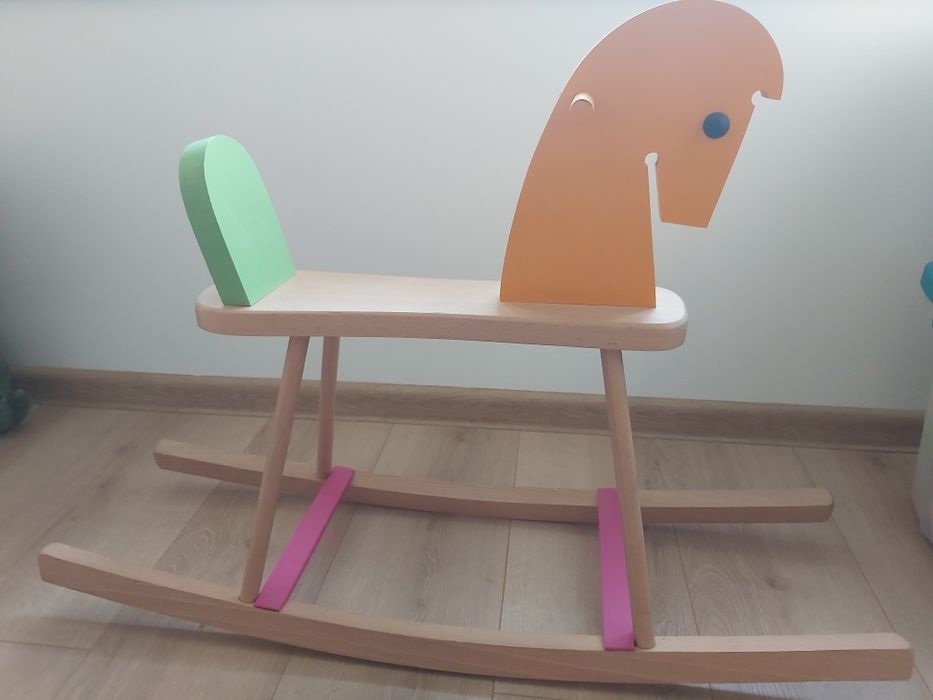 Drewniany konik na biegunach