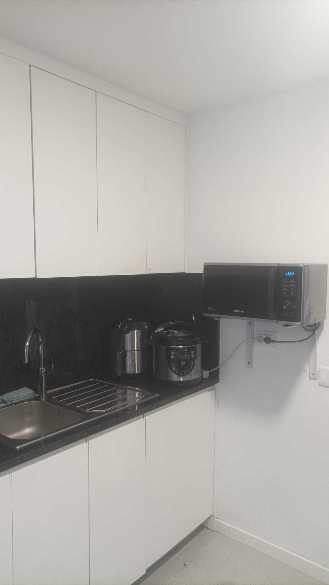 Quarto com cama de casal, individual em apto com ótima localização