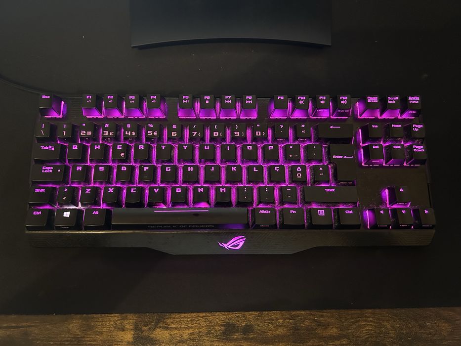 Teclado ASUS ROG Claymore Core M802 – Cherry MX Red – RGB