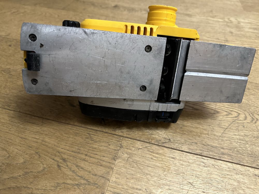 Рубанок Dewalt DCP580