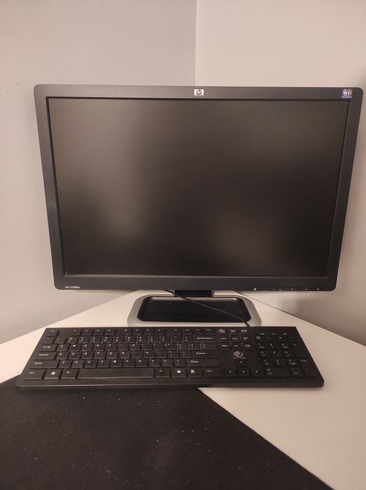 Komputer PC w zestawie z monitorem, klawiaturą i myszką.