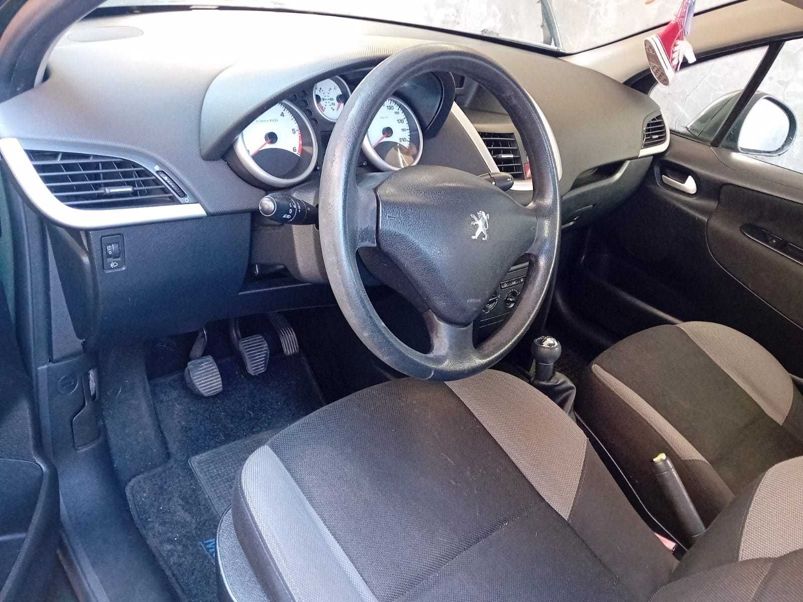 Peugeot 207 cinzento do ano 2007