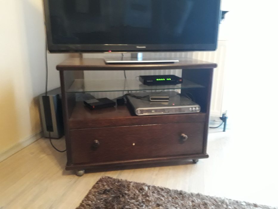 Drewniana szafka pod telewizor