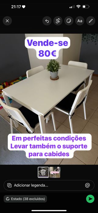 Mesa perfeita com 4 cadeiras levar também o suporte para cabides