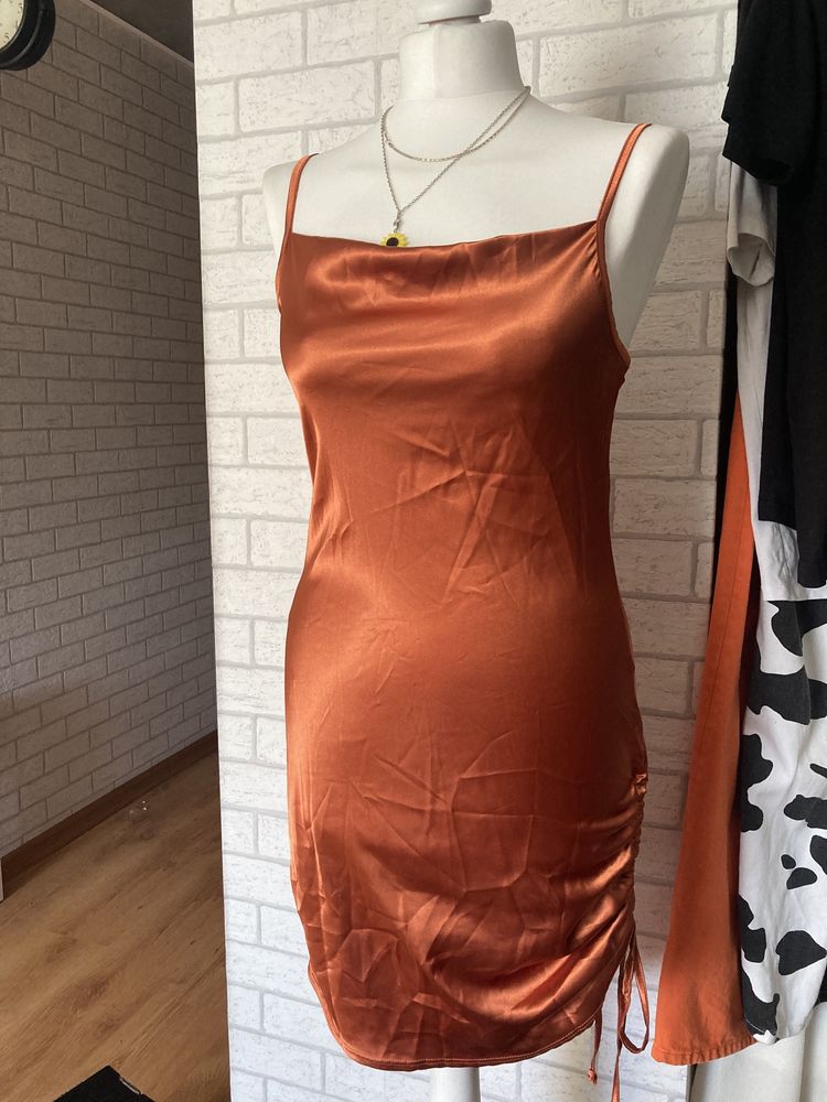 Satynowa sukienka na ramiączkach z wiązaniem mini prettylittlething
