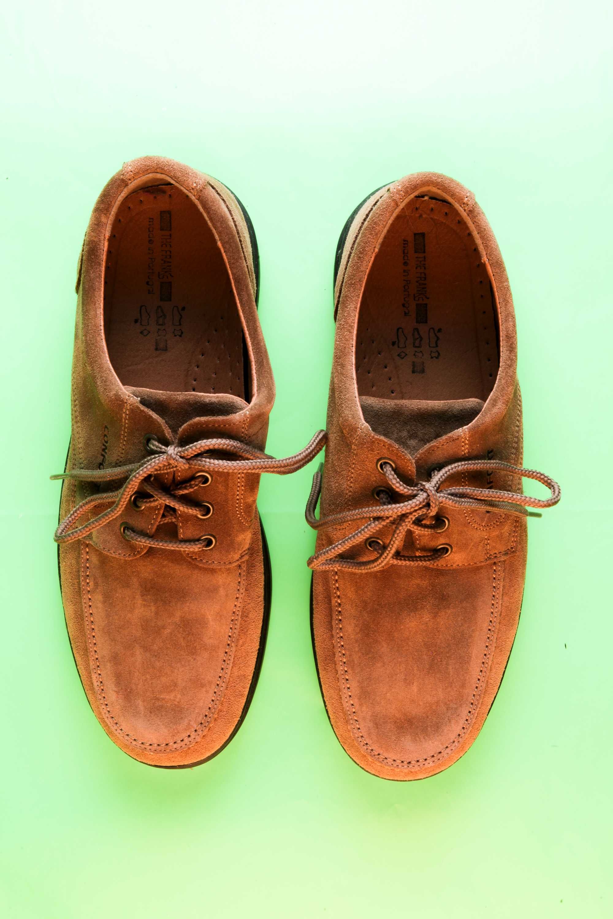 Sapatos de camurça número 43 sem estarem estreados