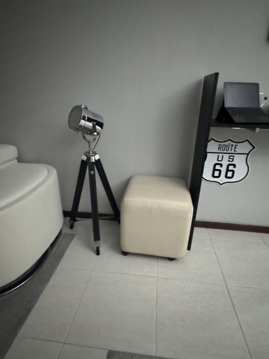 Banco Puff em pele usado com rodas