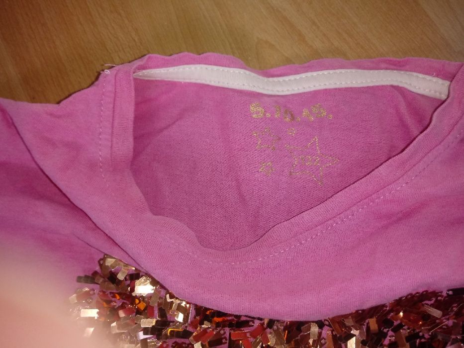 Różowa bluzka z długim rękawem, złote cekinowe serce, 5-10-15 r. 122