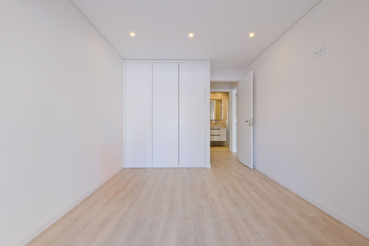 Arrenda-se Apartamento Quinta das Marianas Parede Caravelos
