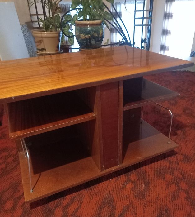 Журнальний столик / під телевізор на колесах