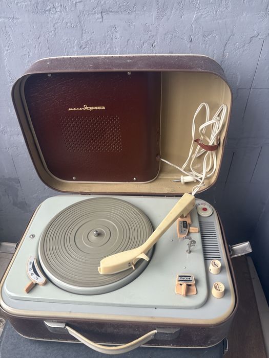 советский портативный электрофон «Молодёжный».