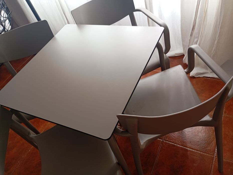 Conjunto Mesa + 4 cadeiras