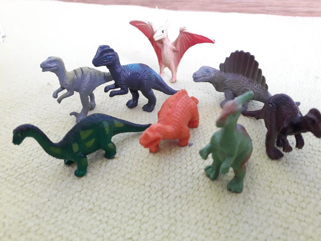 Conjunto de figuras de borracha - animais selvagens e dinossauros