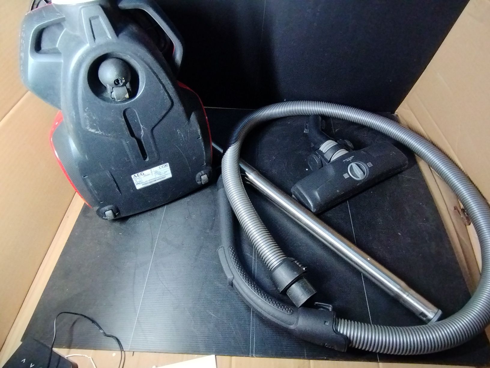 Odkurzacz bezworkowy AEG LX7-2-CR-A