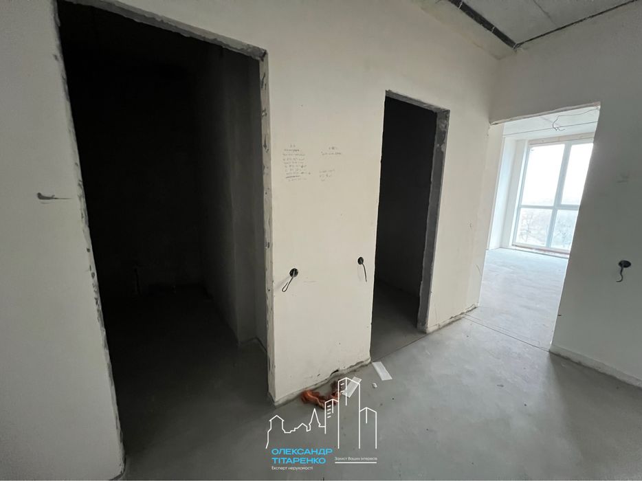 Простора квартира з покращеннями в зданому будинку!