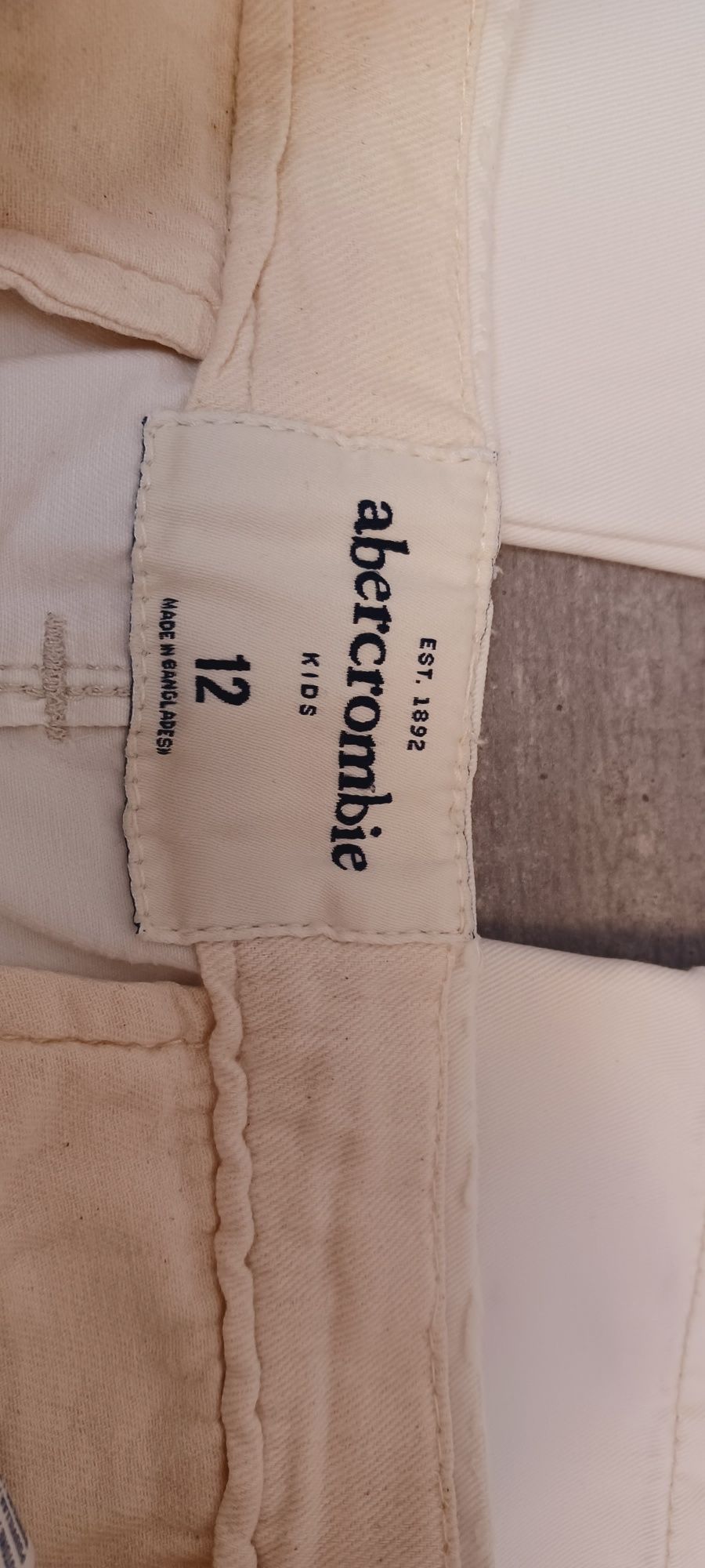 Białe spodnie Abercrombie Kids 12