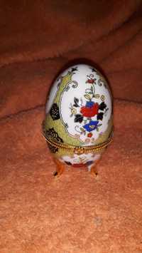 Яйцо шкатулка под Фаберже с узорами зелёное с цветочками с позолотой