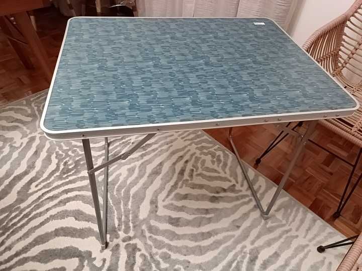 Mesa dobrável de campismo com banquinho.